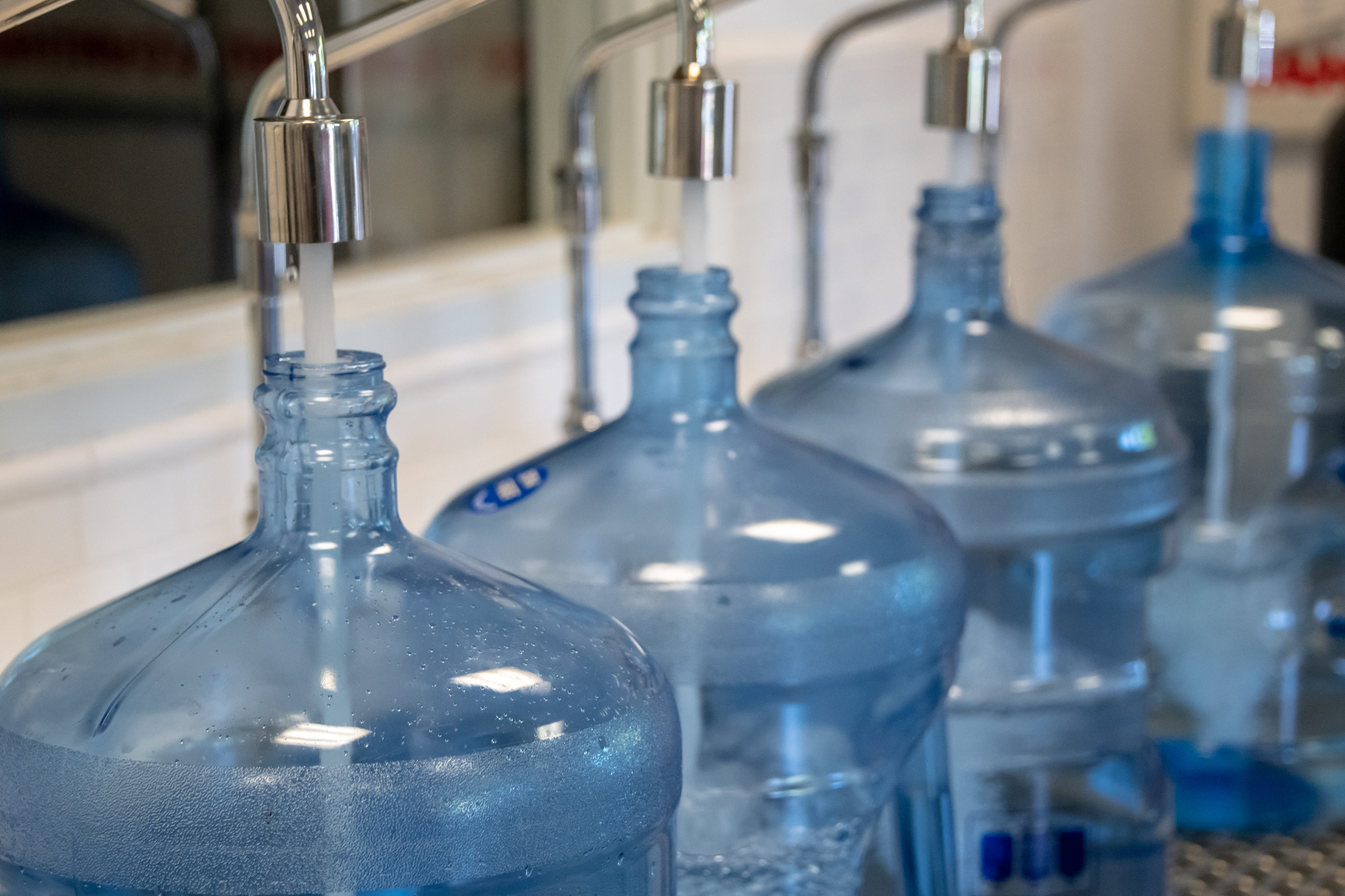 Дистиллированная вода в лаборатории. Химическое оборудование дистиллированная вода. Дистиллированная вода фото в лаборатории. Фото галлонов с водой.